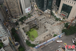 重庆高楼地基下现8层楼房 犹如“3D立体艺术画”