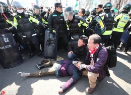 朴槿惠下台：亲朴民众切腹跳车顶