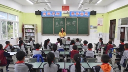 汶川：灾区小学按期开学