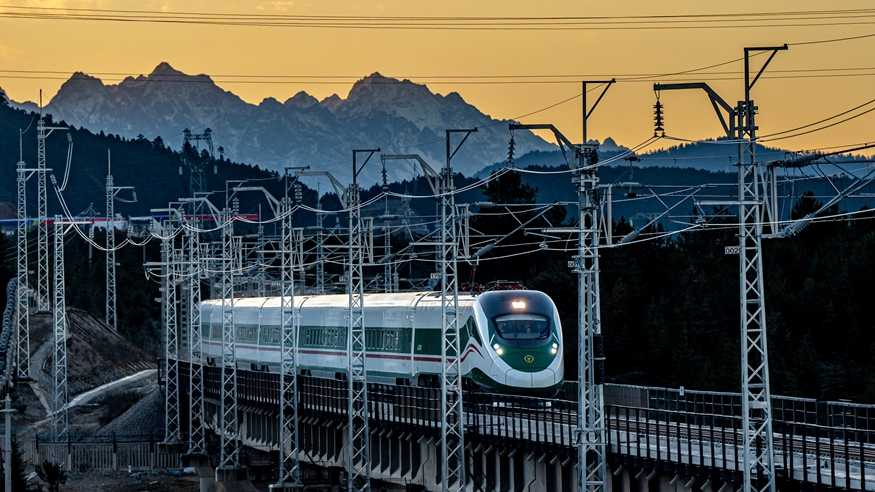 蓝天、草甸、雪山、湖泊……今天开通的这条铁路沿线有多美？