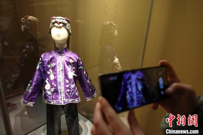 走進(jìn)展廳，一件寶藍(lán)色的繡花馬褂首先映入眼簾，吸引民眾駐足觀賞、拍照。　張?jiān)?攝