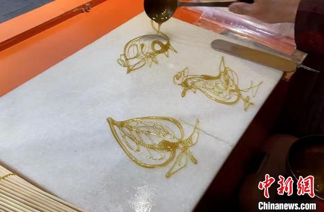 從謀生到傳承江西南昌非遺糖畫(huà)傳承人以勺為筆展絕活