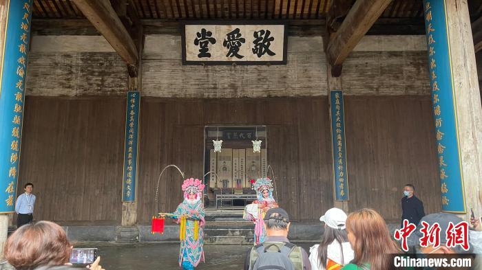 徽劇表演吸引游客觀賞 汪澄 攝 徽劇表演吸引游客觀賞 汪澄 攝