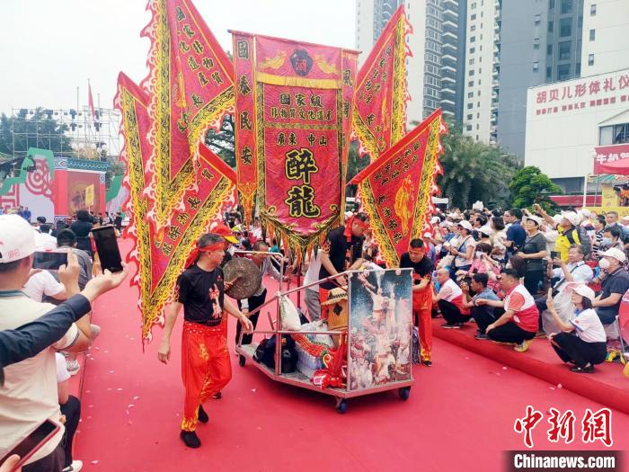 近百項(xiàng)非遺亮相東莞“茶園游會(huì)”。圖為國(guó)家級(jí)非遺項(xiàng)目中山醉龍?！±罴?攝
