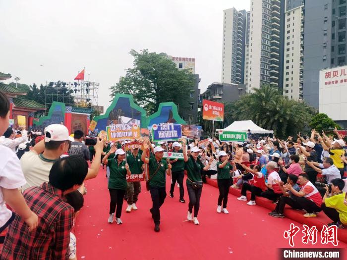 近百項(xiàng)非遺亮相東莞“茶園游會(huì)”。圖為大巡游中133位港澳同胞組成方陣?！±罴?攝