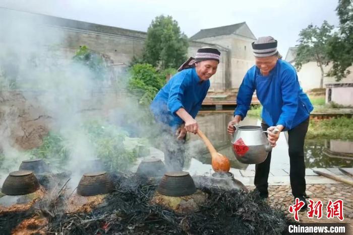客家奶奶正在制作江西省省級非物質(zhì)文化遺產(chǎn)“龍南楊村米酒”。(資料圖) 徐麗蕓 攝