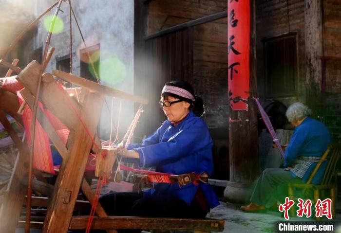 客家奶奶正在編織贛州市市級非物質(zhì)文化遺產(chǎn)“客家織帶”。(資料圖) 葉焰倩 攝