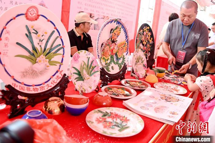民眾體驗(yàn)非遺剪瓷雕?！埥鸫?攝