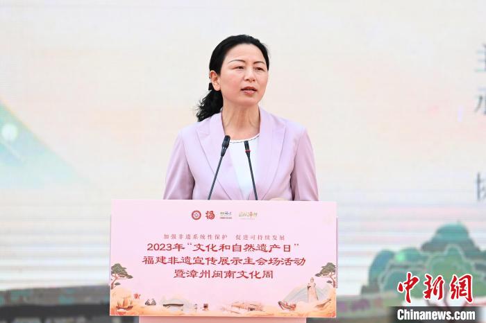 漳州市委常委、宣傳部部長(zhǎng)、統(tǒng)戰(zhàn)部部長(zhǎng)吳衛(wèi)紅致辭。　張金川 攝
