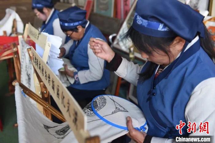 圖為架花藝人們現(xiàn)場展示架花挑繡手法?！《∪愎﹫D