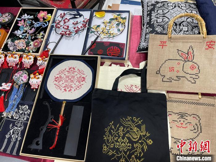 圖為具有架花元素的文創(chuàng)產(chǎn)品?！《∪愎﹫D