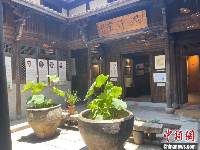 當(dāng)?shù)卦隰敱f居上建成了魯兵兒童文學(xué)館 主辦方供圖 當(dāng)?shù)卦隰敱f居上建成了魯兵兒童文學(xué)館 主辦方供圖