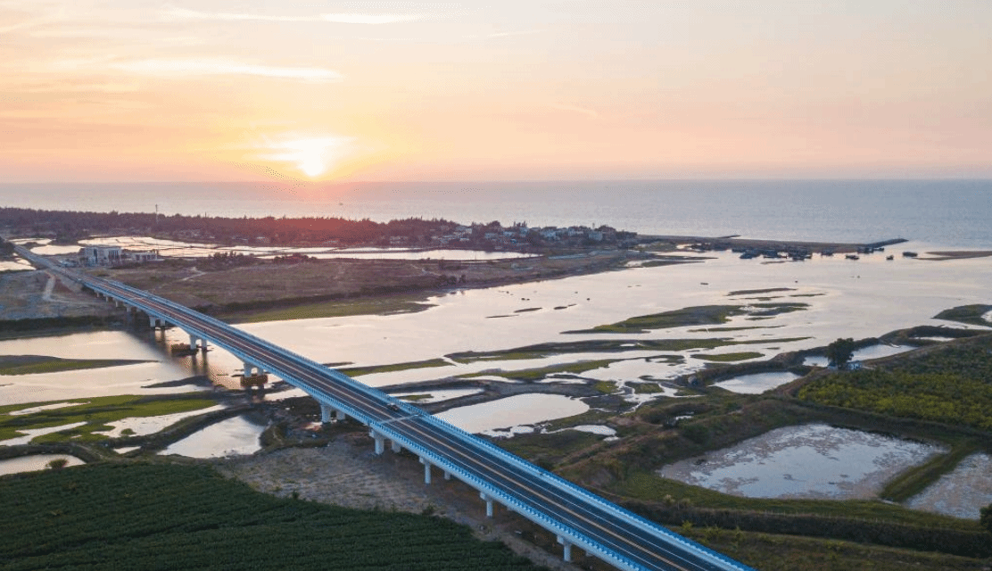 海碧天青 路亦是景