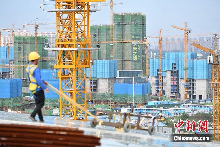 資料圖：成都一在建樓盤工地工人正在忙碌。<a target='_blank' >中新社</a>記者 張浪 攝