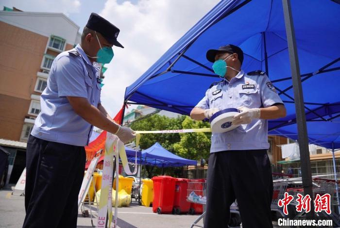 南京建鄴區(qū)警方在解除小區(qū)警戒帶。　國(guó)武 攝