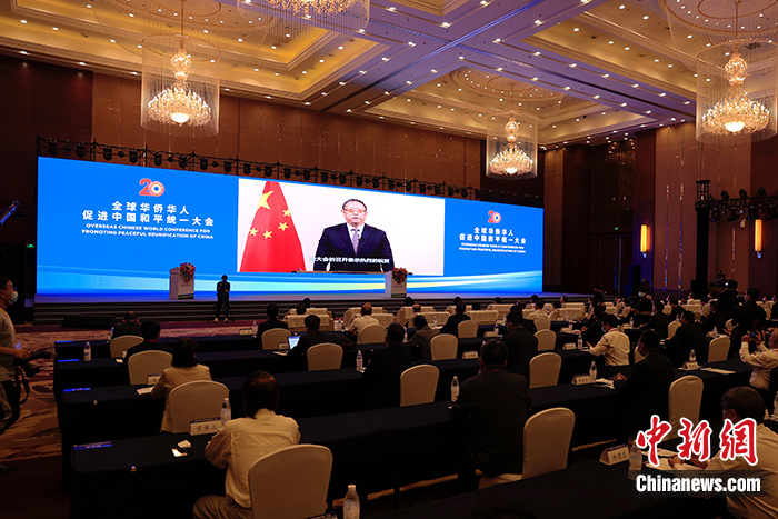 圖為全國政協(xié)副主席、中國和平統(tǒng)一促進會副會長鄭建邦在會上發(fā)表視頻講話。 <a target='_blank' href='/'>中新社</a>記者 韓海丹 攝