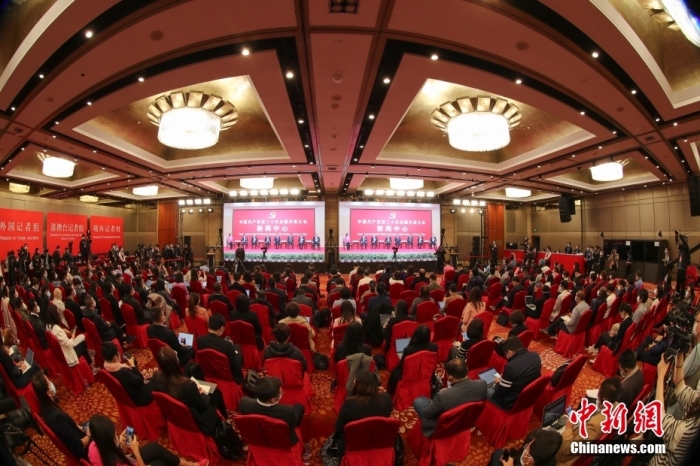 10月18日，中國共產(chǎn)黨第二十次全國代表大會新聞中心舉行集體采訪，請北京、天津、河北、山西、內(nèi)蒙古、遼寧、吉林代表團(tuán)新聞發(fā)言人出席，介紹代表團(tuán)學(xué)習(xí)討論二十大報告情況，并回答記者提問。圖為分會場。 <a target='_blank' href='/'>中新社</a>記者 蔣啟明 攝