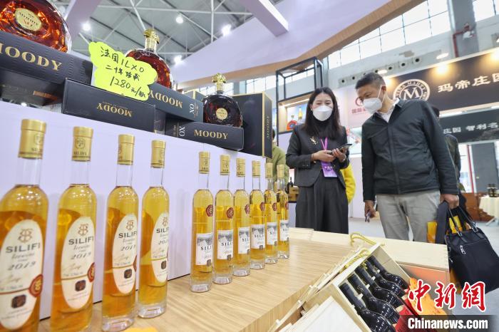 圖為酒博會現(xiàn)場?！■暮陚?攝