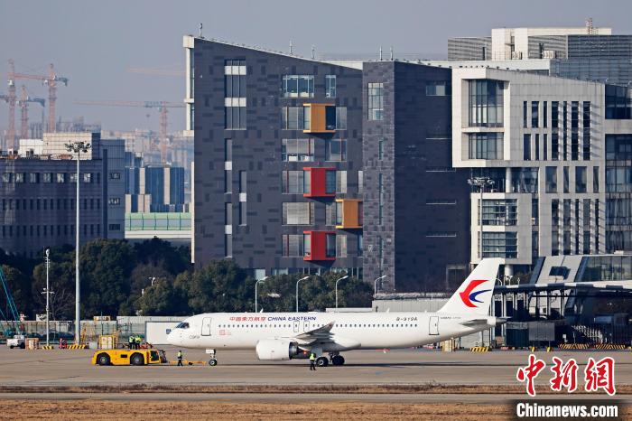 東航全球首架C919國產客機在虹橋機場準備兔年首飛。　殷立勤 攝