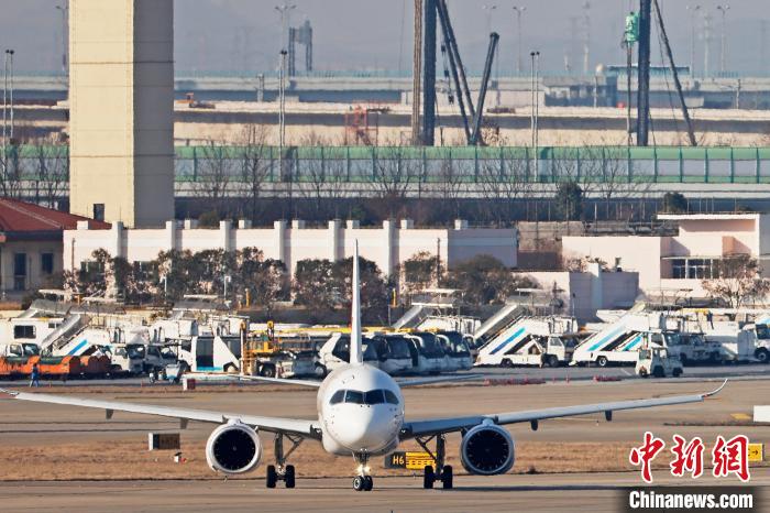 東航全球首架C919國產客機在虹橋機場滑行，準備兔年首飛?！∫罅⑶?攝