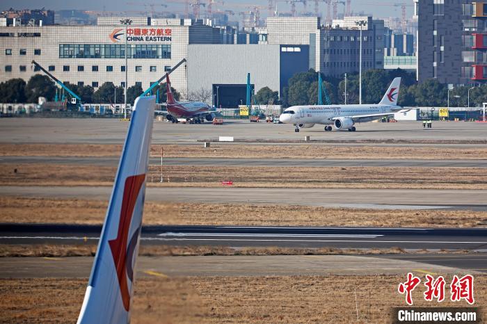 東航全球首架C919國產客機在虹橋機場滑行，準備兔年首飛?！∫罅⑶?攝