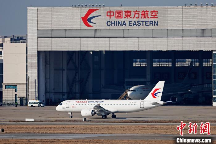 東航全球首架C919國產客機在虹橋機場滑行，準備兔年首飛?！∫罅⑶?攝