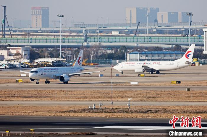 東航全球首架C919國產客機在虹橋機場滑行，準備兔年首飛。　殷立勤 攝