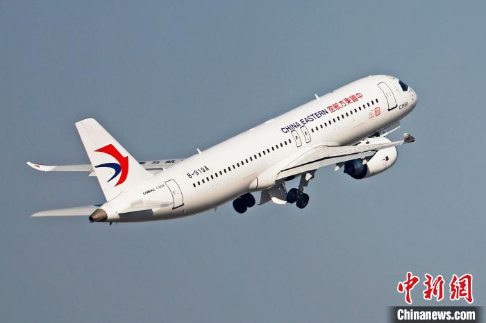 東航全球首架C919國產客機從虹橋機場起飛，開始兔年首飛。　殷立勤 攝