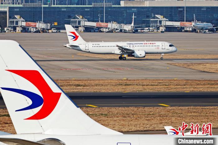 東航全球首架C919國產客機從虹橋機場起飛，開始兔年首飛。　殷立勤 攝