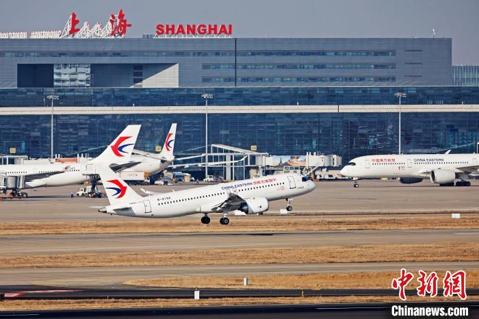 東航全球首架C919國產客機從虹橋機場起飛，開始兔年首飛?！∫罅⑶?攝
