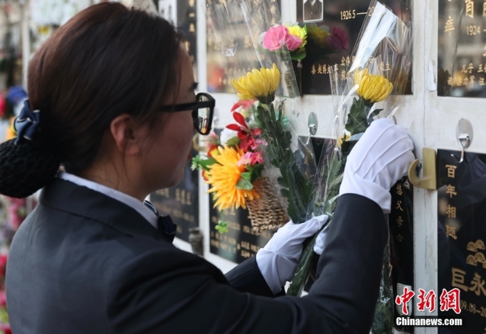 資料圖：3月30日，清明節(jié)來臨之際，北京市八寶山革命公墓舉辦第三屆公眾開放日活動。圖為工作人員進(jìn)行代為祭掃服務(wù)。<a target='_blank' href='/'>中新社</a>記者 易海菲 攝
