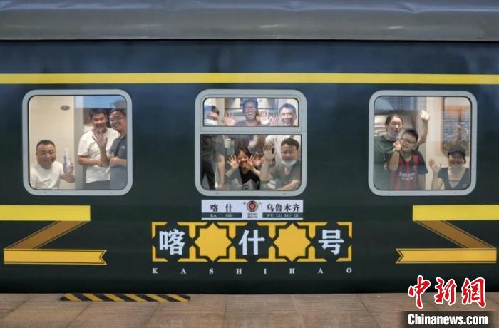 游客乘坐“喀什號(hào)”旅游專列。　陳繼偉 攝