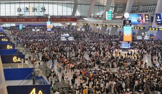 暑运过半 各部门积极保障旅客平安有序出行