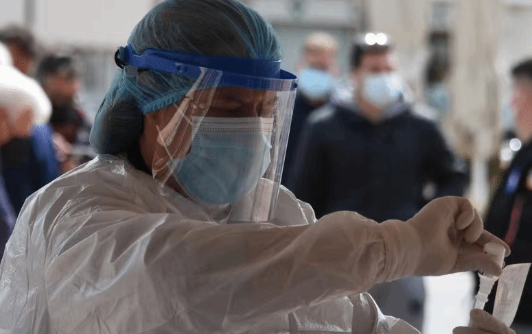 希腊新冠活跃病例约2万 总统接种第三剂疫苗