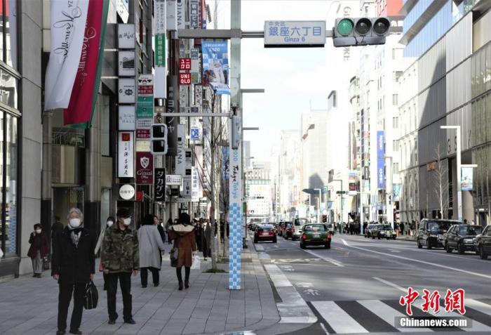 圖為日本東京街頭過馬路的行人。<a target='_blank' href='/'>中新社</a>記者 呂少威 攝