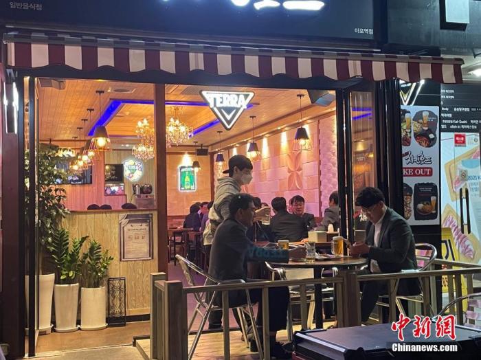 資料圖：韓國市民在首爾麻浦區(qū)一餐廳用餐。 <a target='_blank' href='/'>中新社</a>記者 劉旭 攝