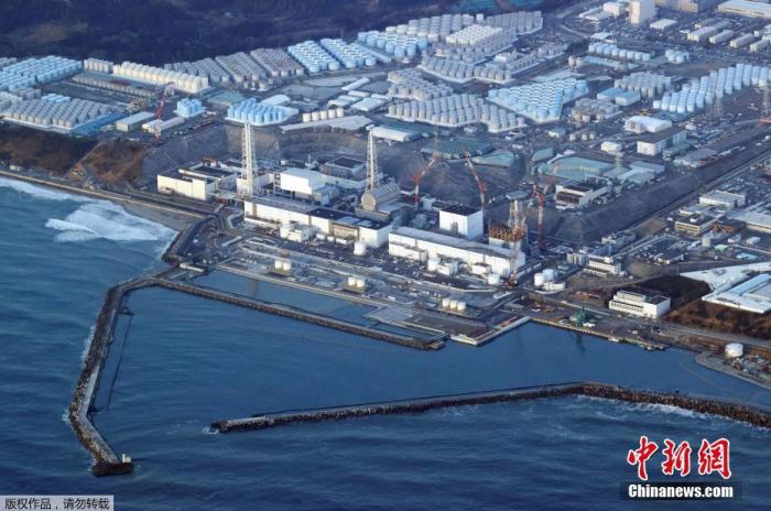 當(dāng)?shù)貢r(shí)間3月16日晚，日本本州東岸海域接連發(fā)生兩次強(qiáng)震，多地大規(guī)模停電震感強(qiáng)烈。日本共同社消息稱，在此次地震中福島第一核電站輻射數(shù)值未發(fā)生異常。圖為當(dāng)?shù)貢r(shí)間3月17日，地震發(fā)生后航拍福島第一核電站。