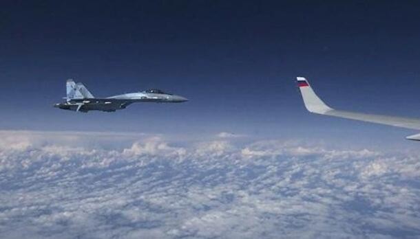 俄战机在巴伦支海上空对挪威侦察机实施伴飞