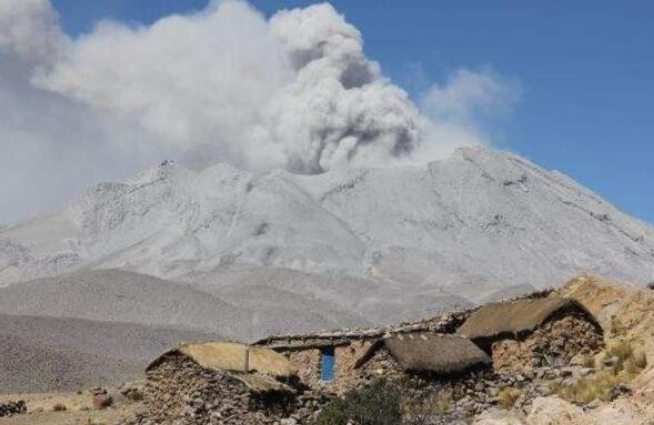 乌维纳斯火山持续喷发 秘鲁莫克瓜省紧急状态延长60天