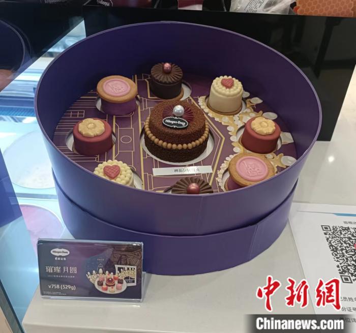 一哈根達斯門店展示的盧浮宮聯名中秋套裝禮盒。 左雨晴 攝