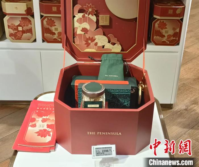 半島酒店標價2398元的“中秋禮物籃”，其中不包含月餅，月餅需要另行購買。 左雨晴 攝