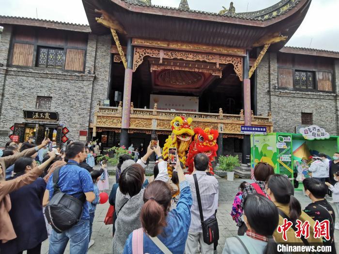 圖為武漢園博園全民練攤節(jié)“樂里集貿(mào)”活動現(xiàn)場?！∥錆h市臺辦供圖