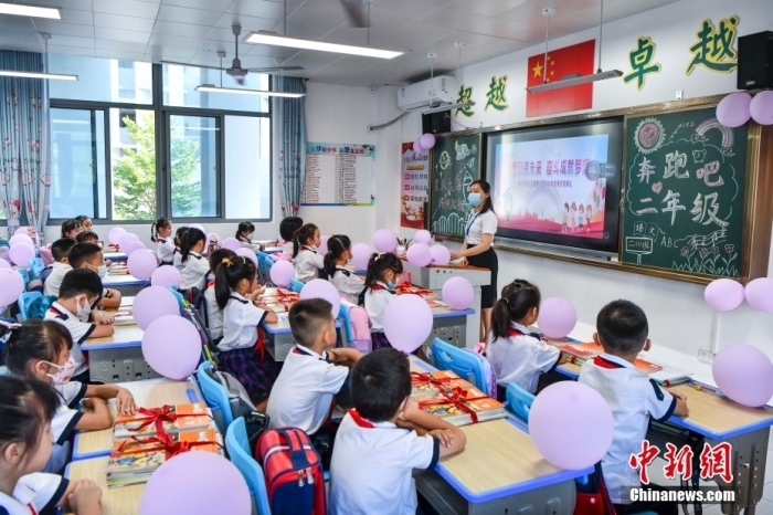 資料圖：學(xué)生開學(xué)返校上課。 <a target='_blank' href='/'>中新社</a>記者 駱云飛 攝