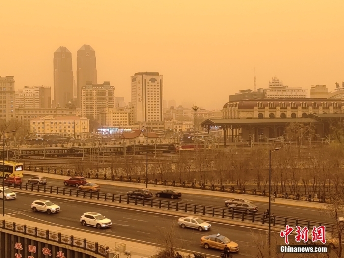 4月10日，哈爾濱哈爾濱市出現(xiàn)大風揚沙天氣，天空昏黃，能見度低。圖/視覺中國