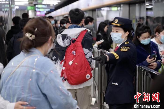 北京地鐵乘務(wù)、站務(wù)、綜控、檢修、安檢等專業(yè)人員通宵在崗，做好客運(yùn)組織、乘客服務(wù)、設(shè)施設(shè)備維護(hù)。　北京地鐵公司供圖