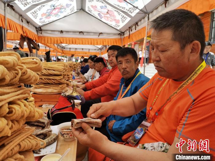 圖為射箭手參加達(dá)頓宴。　張?zhí)砀?攝