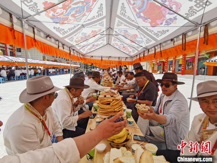 圖為射箭手參加達(dá)頓宴?！?zhí)砀?攝