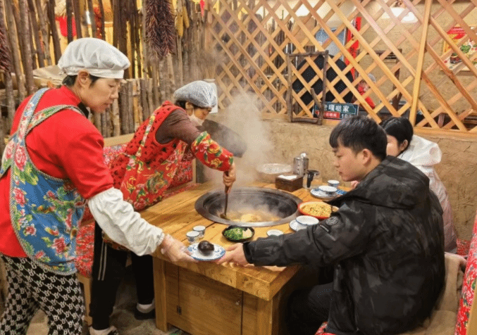 铁锅炖、粘豆包 “东北味道”让冰雪经济烟火气更浓