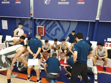 同曦男篮首场热身赛憾负上海 万圣伟砍15+10