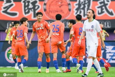 中超-吴兴涵传射郭田雨头球 泰山2-0胜青岛